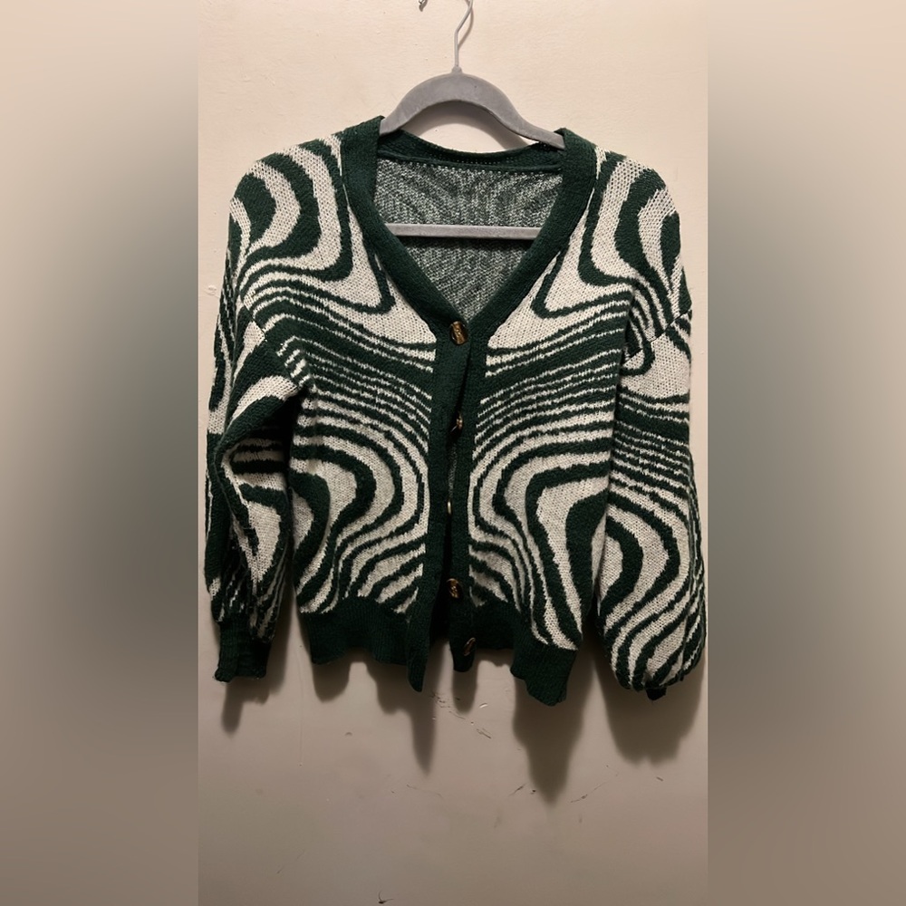 Green cardigan
Like new
Never worn
Great condition 
No holes 
No rips
Not faded